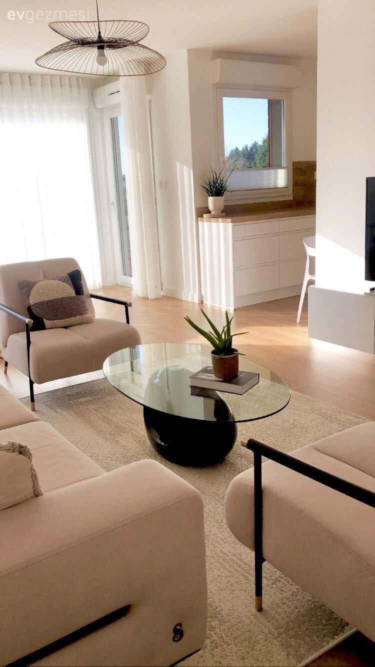 Salon, Beyaz, Modern, Siyah, Koltuk takımı, Berjer, Cam orta sehpa, Orta sehpa, Halı, Salon halısı, Avize, Aydınlatma, Tül perde, Perde