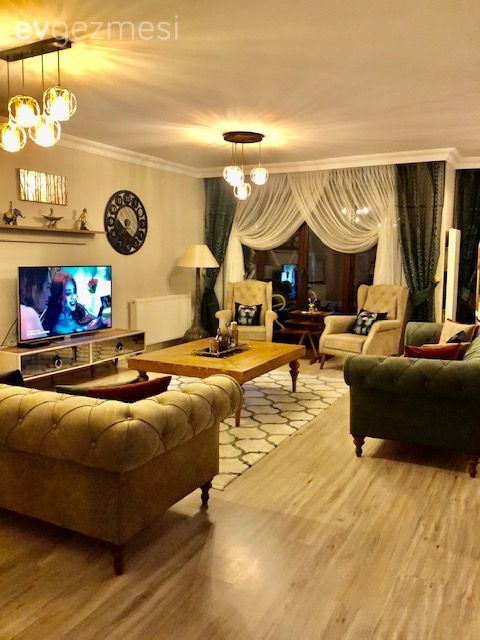 Modern rustik, Salon, Ahşap Mobilya, Kahverengi, Yeşil, Turuncu, Krem, Koltuk takımı, Modern chesterfield, Kırlent, Ev tekstili, Avize, Aydınlatma, Perde, Orta sehpa, Sehpa, Duvar rafı, Duvar dekorasyonu, Ayna, Halı, Salon halısı, Parke, Abajur, Duvar saati