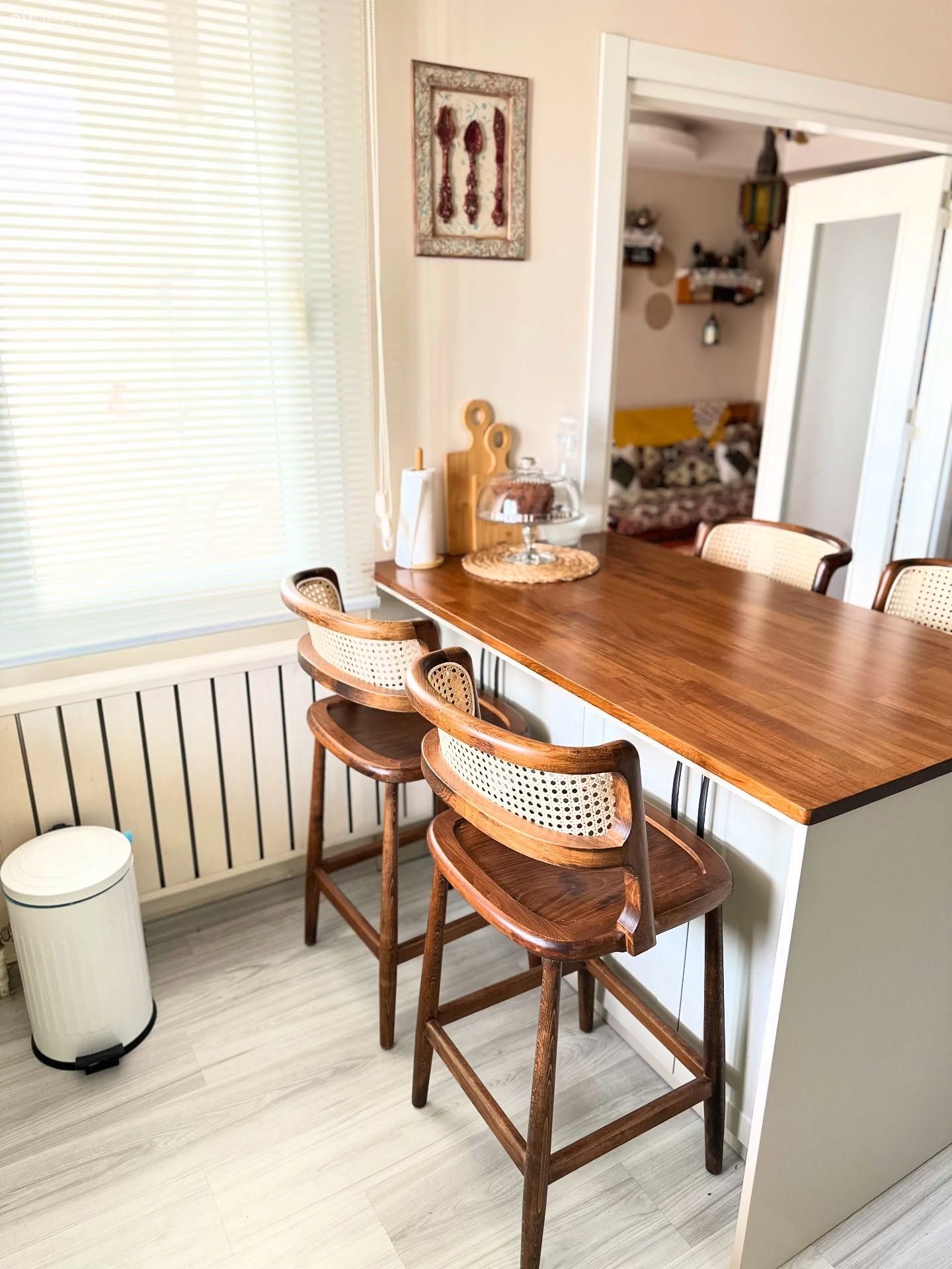 Kırmızı Dolaplarla Vedalaşan Bu Mutfak Ferahlığa Adım Atmış