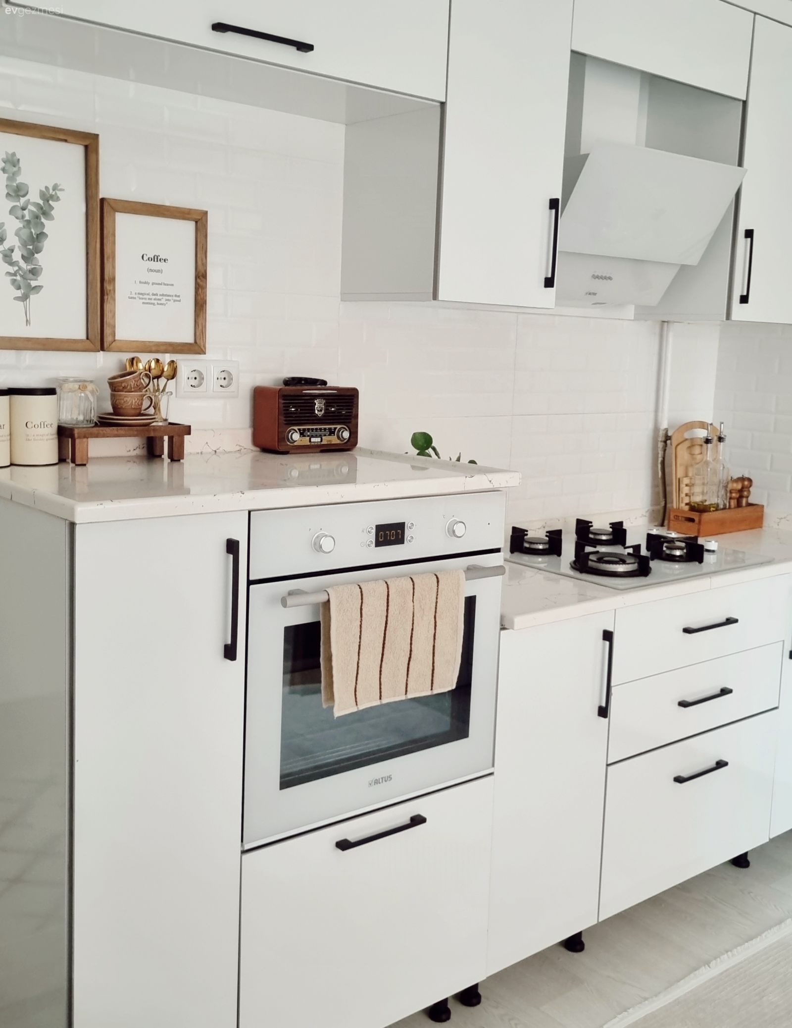 Mutfak, Beyaz, Beyaz mutfak, Mutfak tezgahı, Mutfak tezgah arası, Mutfak aksesuarları, Davlumbaz, Dekoratif Objeler, Tezgah arası seramik, Ankastre