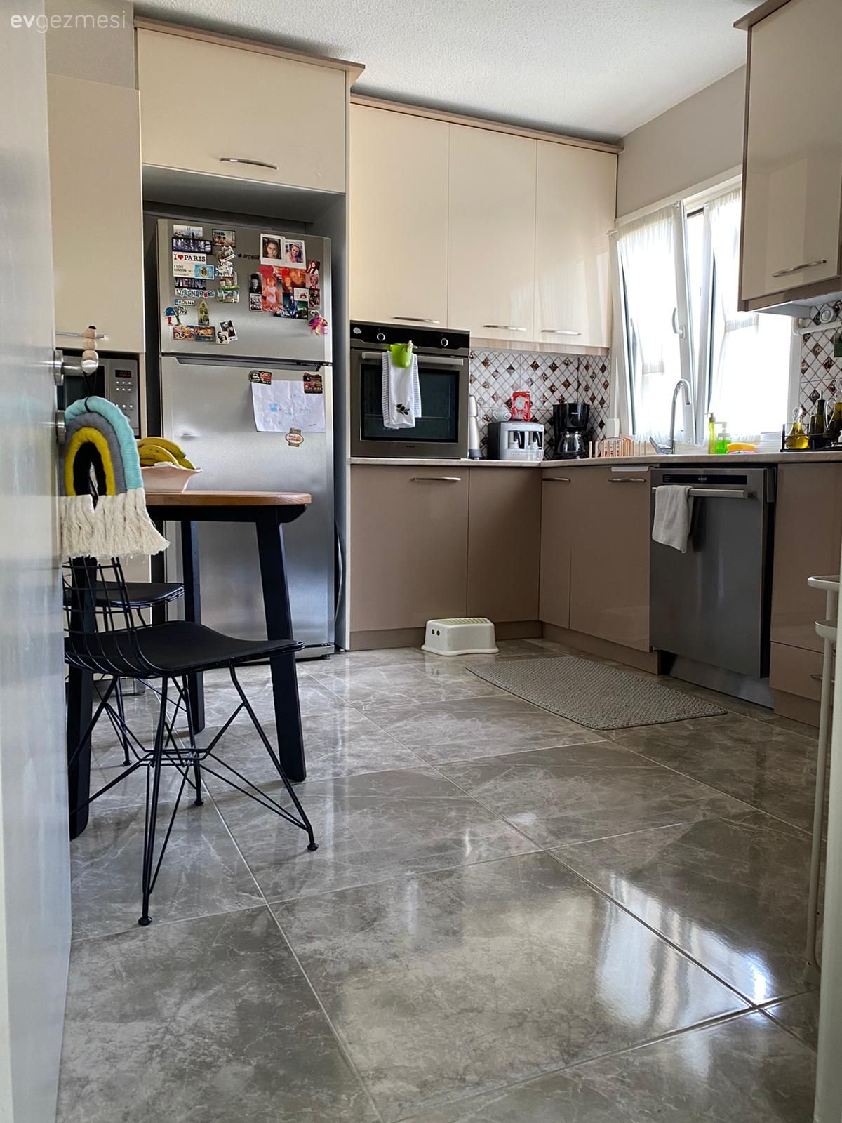 Mutfak, Beyaz, Vizon, Siyah, Kulpsuz mutfak dolabı, Mutfak tezgahı, Mutfak tezgah arası, Tezgah arası seramik, Mutfak zemin seramikleri, Mutfak masası, Sandalye, Mutfak perdesi, Ankastre, Gri