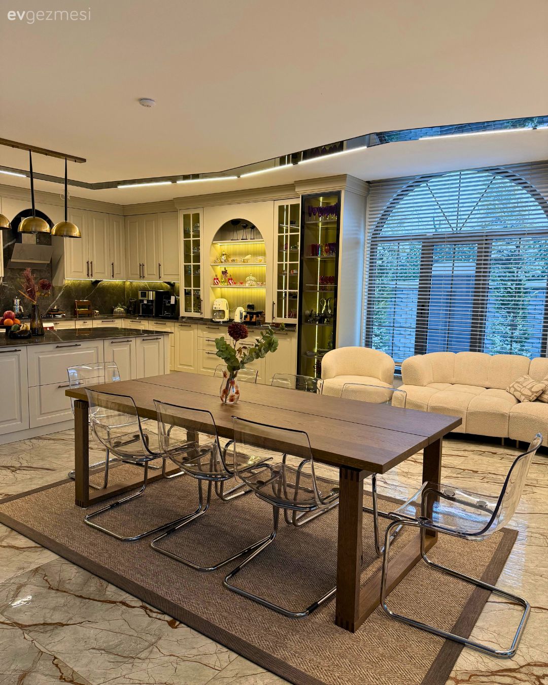 Açık konsept yaşam alanı, Mutfak, Modern mutfak, Beyaz, Bej, Krem, Koltuk takımı, Berjer, Jaluzi, Yemek masası, Sandalye, Halı, Jüt halı, Ada mutfak, Mutfak Avize Modelleri, Sarkıt, Aydınlatma, Mutfak tezgahı, Mutfak tezgah arası, Ankastre, Kahve köşesi, Mutfak zemin seramikleri