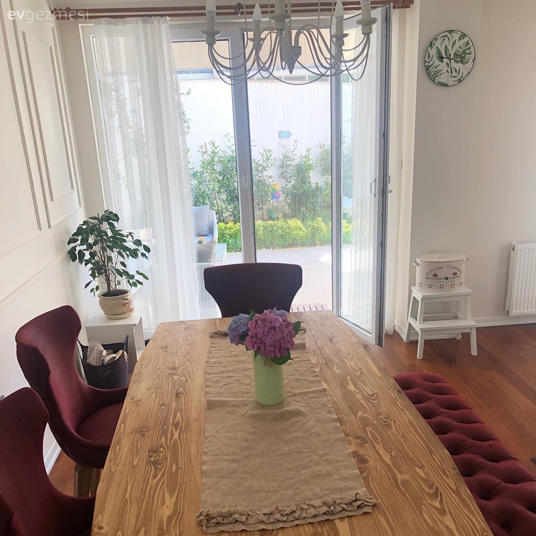 Yemek Odası, Yemek masası, Sandalye, Beyaz, Kırmızı, Ahşap Mobilya, Bank, Duvar dekorasyonu, Duvar çıtalama, Konsol, Halı, Konsol üzeri dekoratif objeleri, Metal duvar aksesuarı, Ev Aksesuar, Avize, Aydınlatma, Yemek odası avizesi