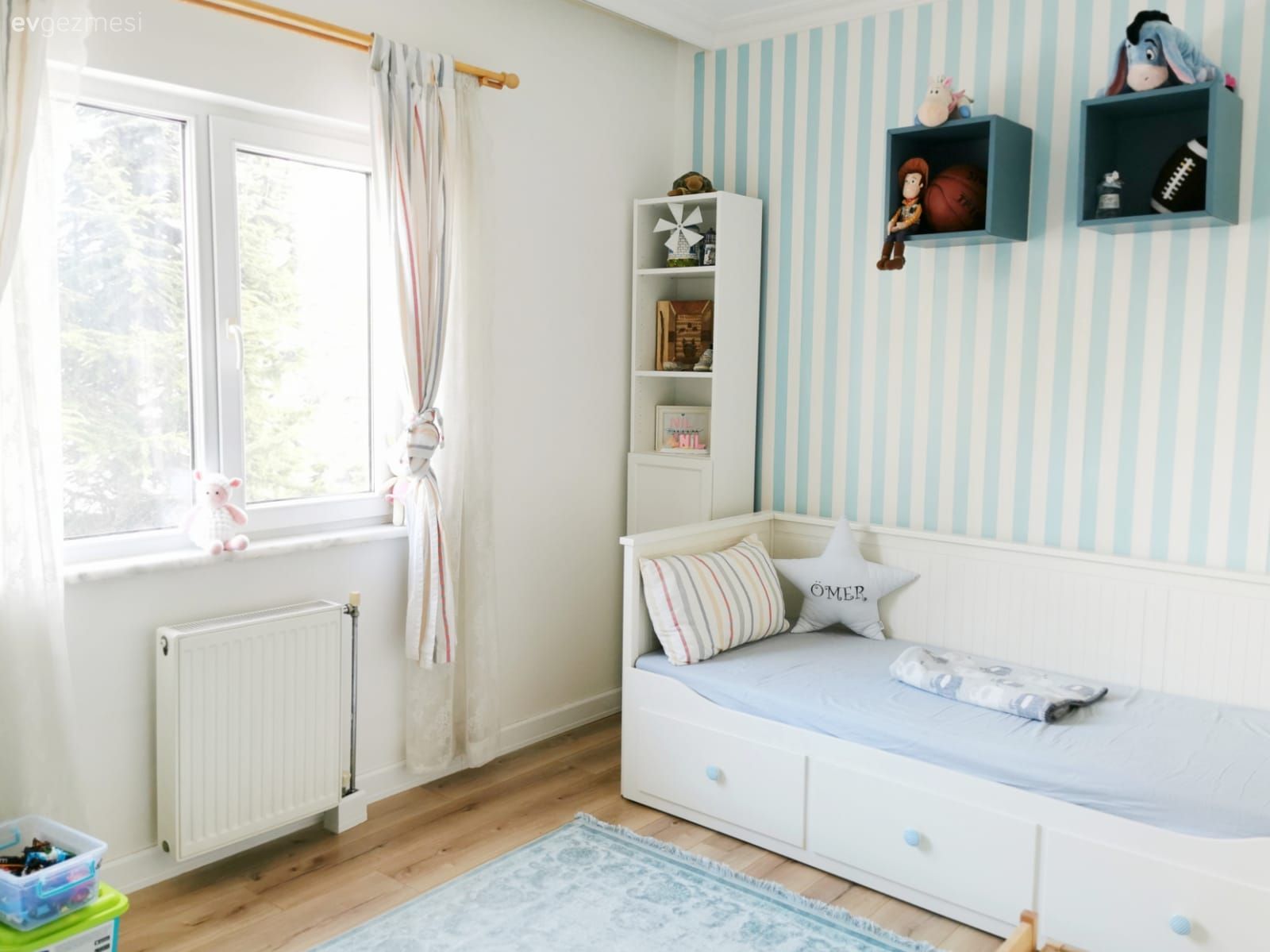 Çocuk Odası, Beyaz, Mavi, Mint yeşil, Sedir, Çizgili duvar kağıdı, Tül perde, Perde, Duvar dekorasyonu