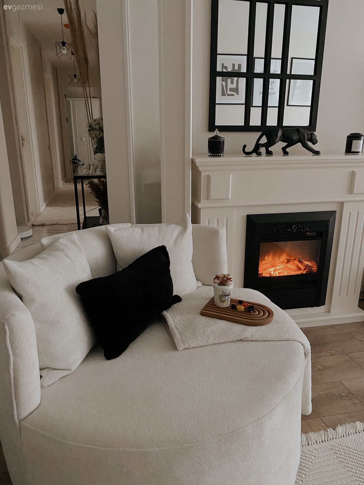 Bu İstanbul Evi İçin Hem Renk Hem de Form Kontrastı Önemli