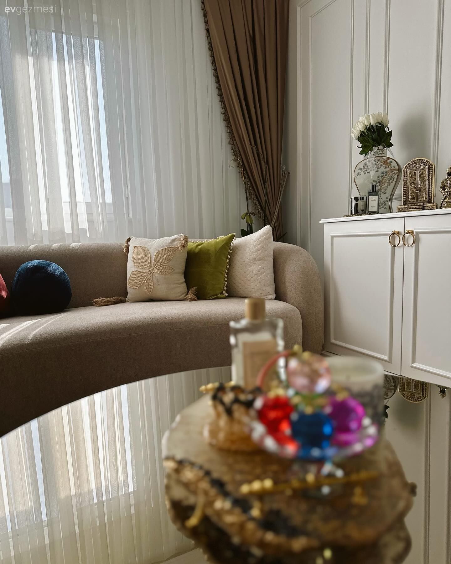 Kahverengi, Vizon, Fon perde, Perde, Tül perde, Beyaz, Koltuk takımı, Kırlent, Ev tekstili, Duvar çıtalama, Tv ünitesi, Tv ünitesi aksesuarları, Ev Aksesuar, Orta sehpa, Sehpa, Yuvarlak sehpa, Dekoratif Objeler