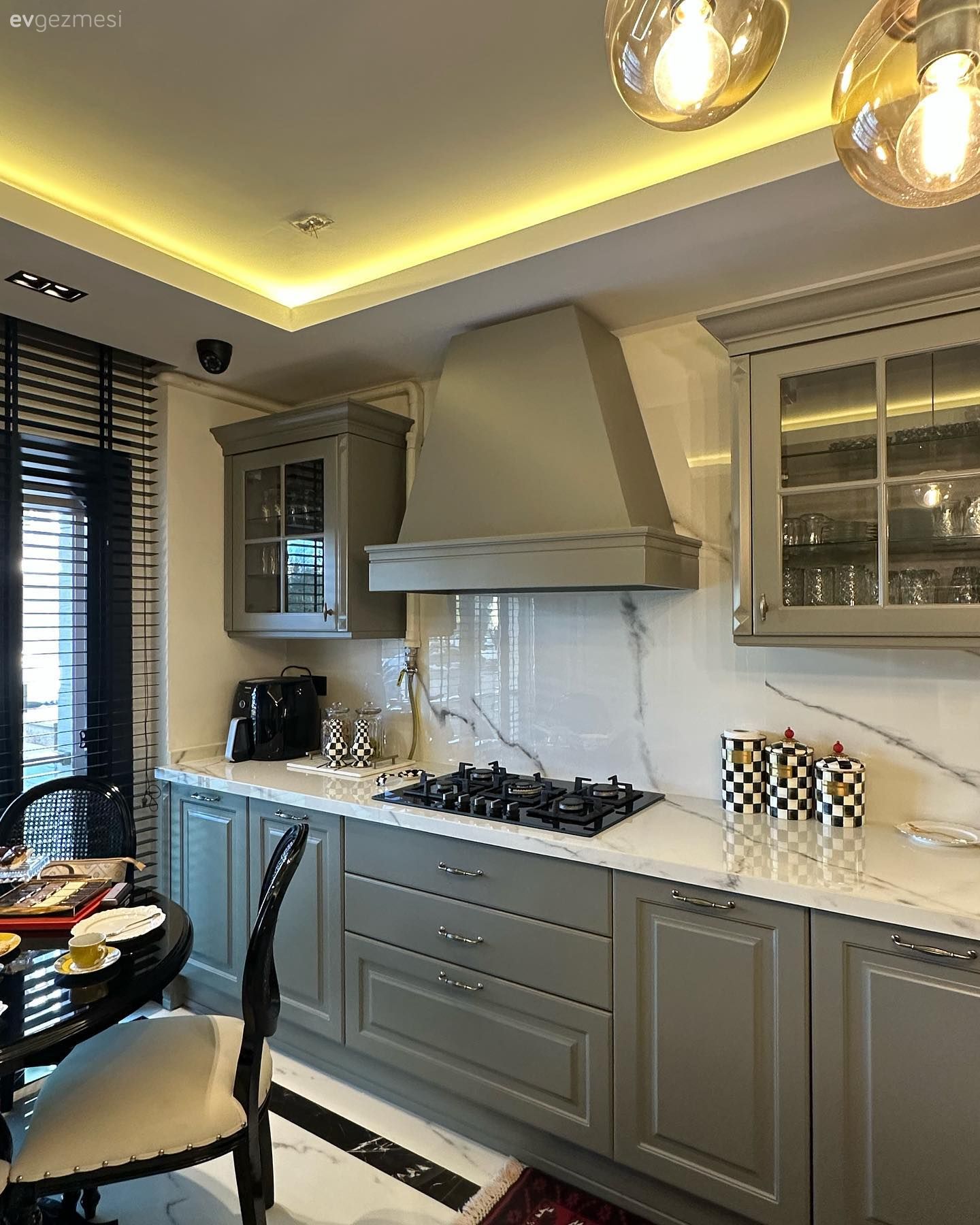Mutfak, Country, Country mutfak, Gri, Gri mutfak, Beyaz, Mutfak tezgahı, Mutfak tezgah arası, Porselen tezgah, Mutfak aksesuarları, Led aydınlatma, Aydınlatma, Mutfak halısı, El dokuma halı, Halı, Davlumbaz, Eviye , Sandalye, Siyah, Jaluzi, Mutfak zemin seramikleri