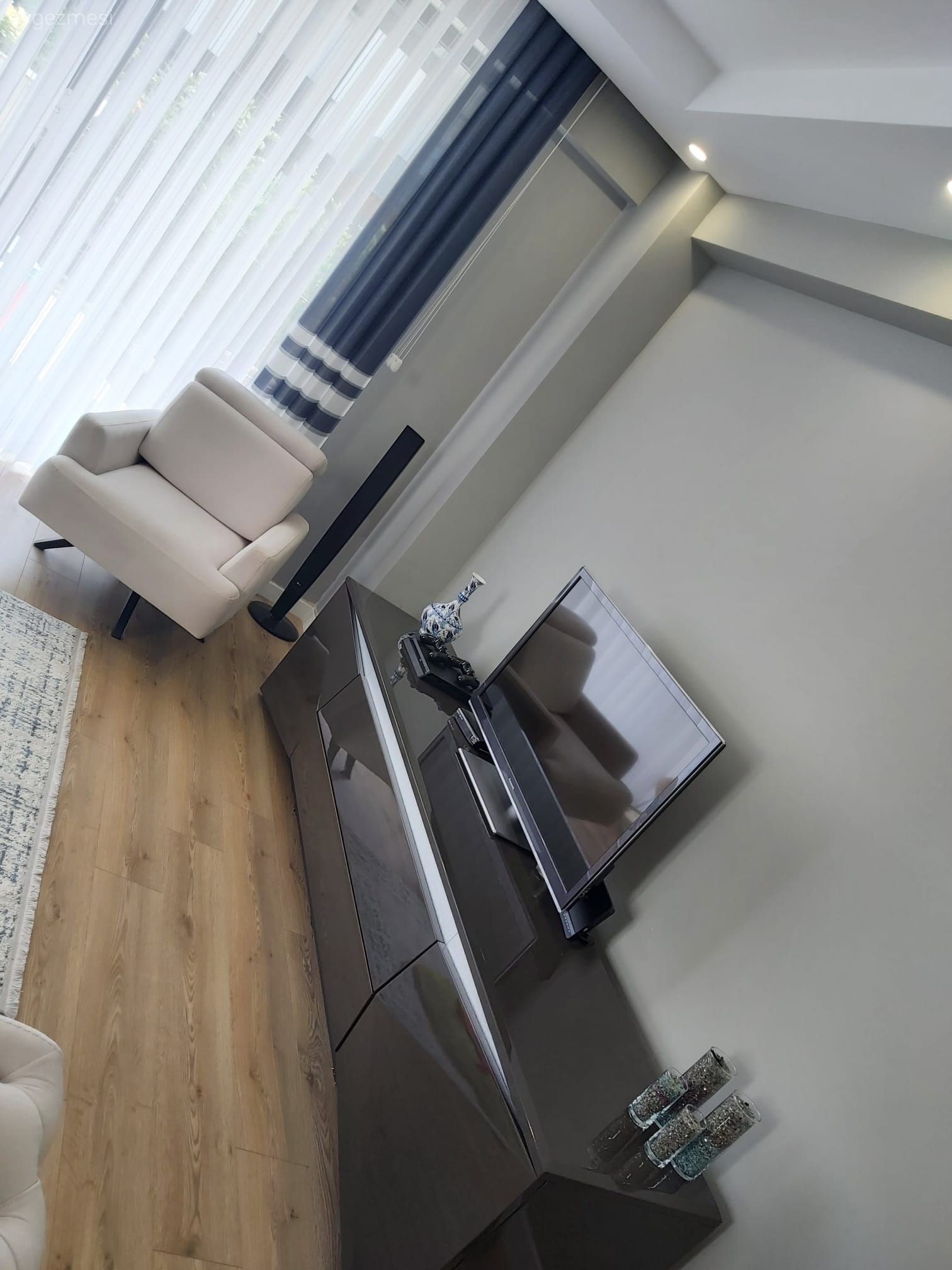 Beyaz ve Maviyi Buluşturan Bu Evde Konfor Ön Planda!