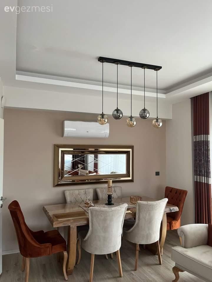 Sandalye, Yanık turuncu, Bej, Ayna, Avize, Aydınlatma, Salon avizesi, Yemek masası, Fon perde, Perde, Tül perde, Dekoratif Objeler