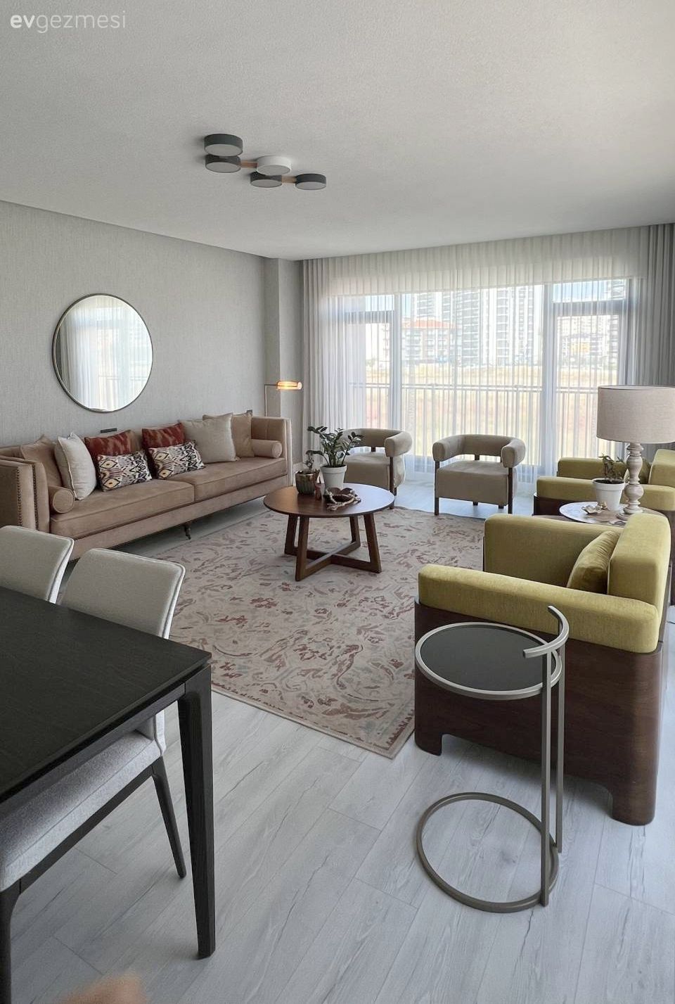 Popüler Trendlere Meydan Okuyan Midimalist Bir Afyon Evi