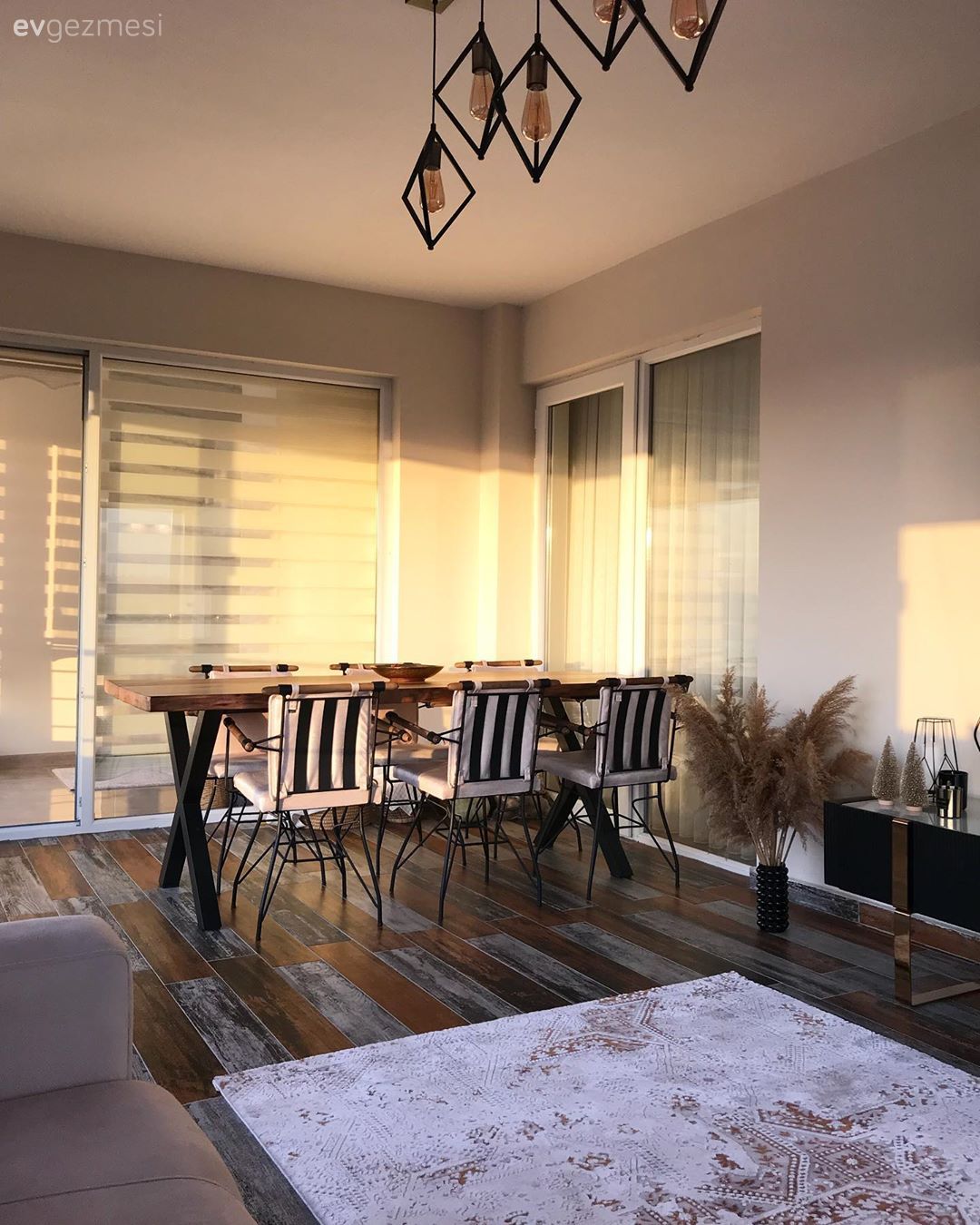 Kış bahçesi, Balkon, Balkon masası, Sandalye, Siyah- Beyaz, Bej, Ahşap masa, Balkon halısı, Balkon avizesi, Parke