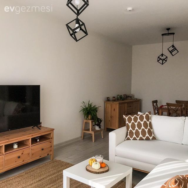 Salon, Bohem Dekorasyon, İskandinav, Kahverengi, Kırlent, Ev tekstili, Köşe koltuk, Koltuk takımı, Jüt halı, Halı, Orta sehpa, Sehpa, Konsol, Konsol üzeri dekoratif objeleri, Avize, Aydınlatma, Salon avizesi, Sandalye, Yemek masası, Çiçeklik, Saksı, Ev bitkisi, Tv ünitesi, Tv ünitesi aksesuarları, Ev Aksesuar