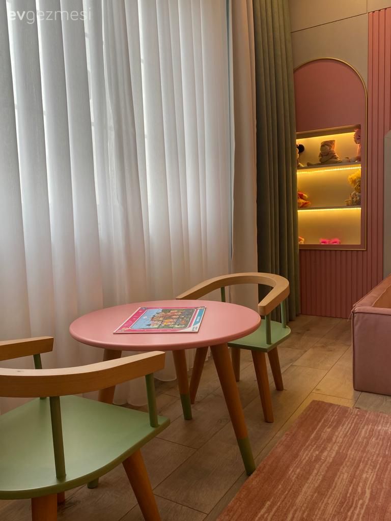 Yeşil, Beyaz, Pudra pembe, Fon perde, Perde, Tül perde, Sandalye, Çocuk odası duvar dekorasyonu, Çocuk odası halısı, Özel yapım dolaplar, Dolap