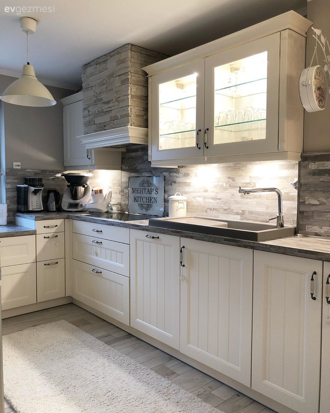 Mutfak, Beyaz, Siyah, Bej, Lambri, Mutfak tezgahı, Mutfak tezgah arası, Tezgah arası doğal taş, Mutfak perdesi, Mutfak Avize Modelleri, Parke, Mutfak halısı