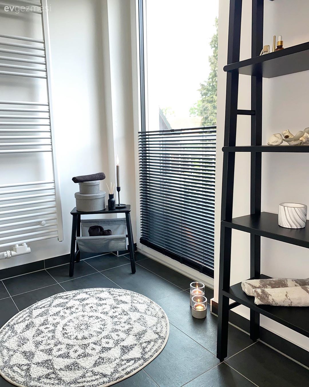 Siyah, Beyaz, Açık raf, Duvar rafı, Yuvarlak halı, Mum