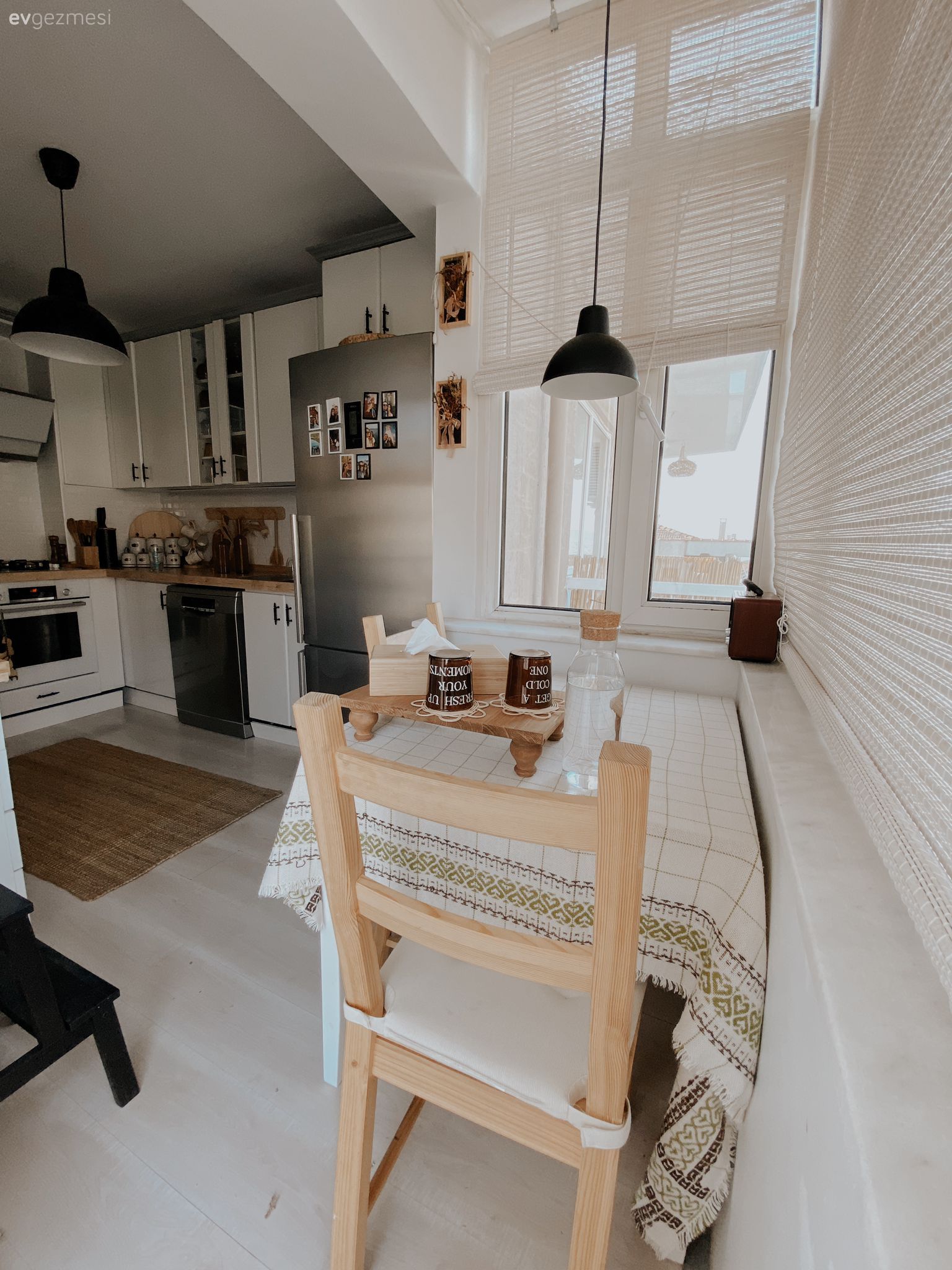 Mutfak, Mutfak tadilat, Tadilat, Ahşap mutfak, Beyaz, Dolap, Tezgah arası seramik, Mutfak tezgah arası, Mutfak aksesuarları, Cam Ankastre, Ankastre, Avize, Aydınlatma, Ahşap mutfak tezgahı, Mutfak tezgahı, Tezgah üstü lavabo, Banyo lavabosu, Mutfak masası, Sandalye, Duvar saati, Duvar dekorasyonu, Jüt halı, Halı, Laminant parke, Parke, Masa örtüsü, Ev tekstili, Masa üstü dekoratif obje, Ev Aksesuar, Jaluzi, Pencere, Ev bitkisi