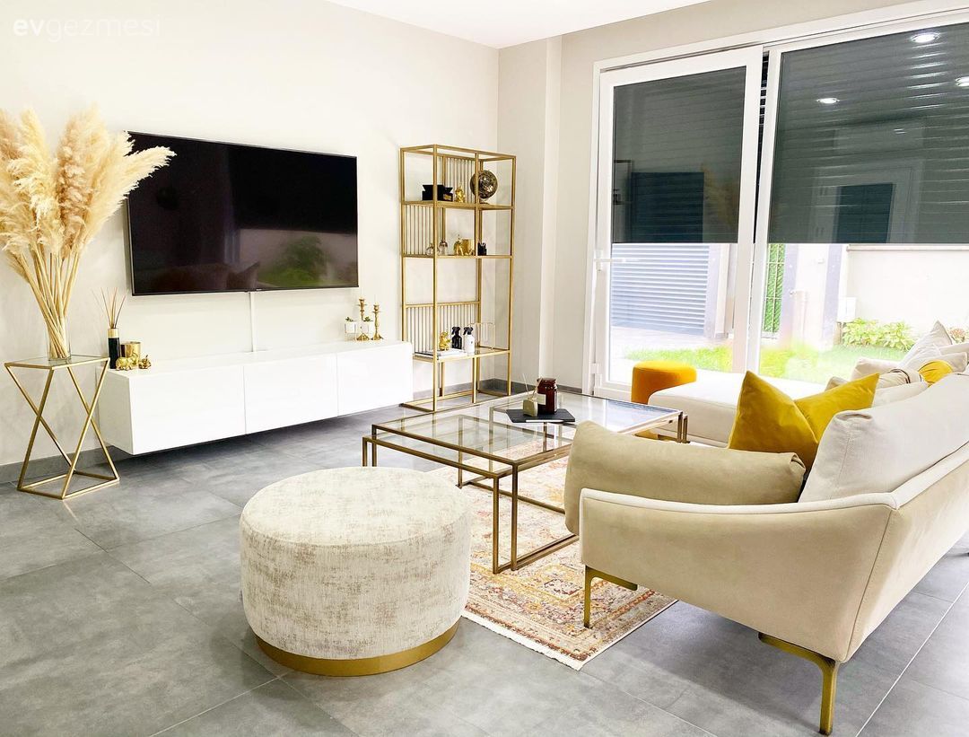 Salon, Modern, Beyaz, Bej, Sarı, Krem, Altın, Halı, Salon halısı, Köşe koltuk, Koltuk takımı, Parke, Kırlent, Ev tekstili, Vazo, Ev Aksesuar, Cam orta sehpa, Orta sehpa, Ev bitkisi, Puf, Tv ünitesi, Vitrin, Dekoratif Objeler