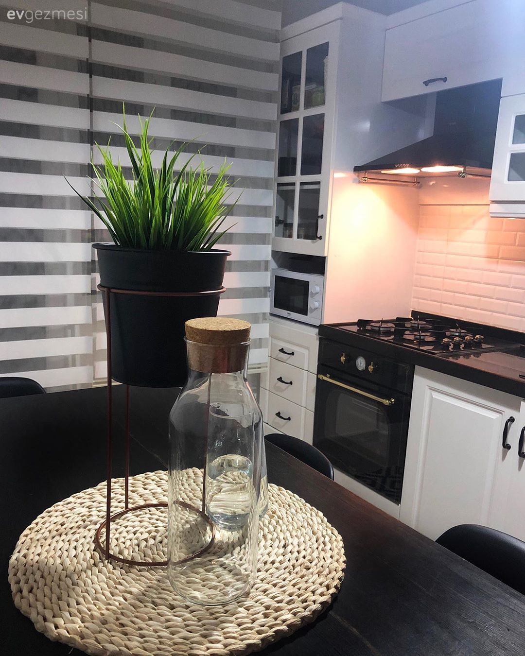 Mutfak, Beyaz mutfak, Siyah- Beyaz, Zebra Perde, Perde, Rustik ankastre, Mutfak tezgahı, Siyah tezgah, Mutfak masası, Mutfak aksesuarları, Ev bitkisi, Supla, Davlumbaz