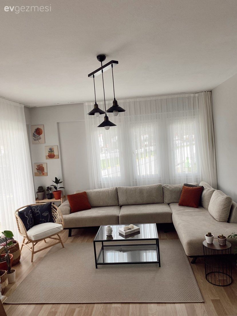 Salon, Bohem Dekorasyon, Modern, Bej, Krem, Köşe koltuk, Koltuk takımı, Halı, Salon halısı, Orta sehpa, Sehpa, Cam orta sehpa, Kırlent, Ev tekstili, Rattan sandalye, Tül perde, Perde