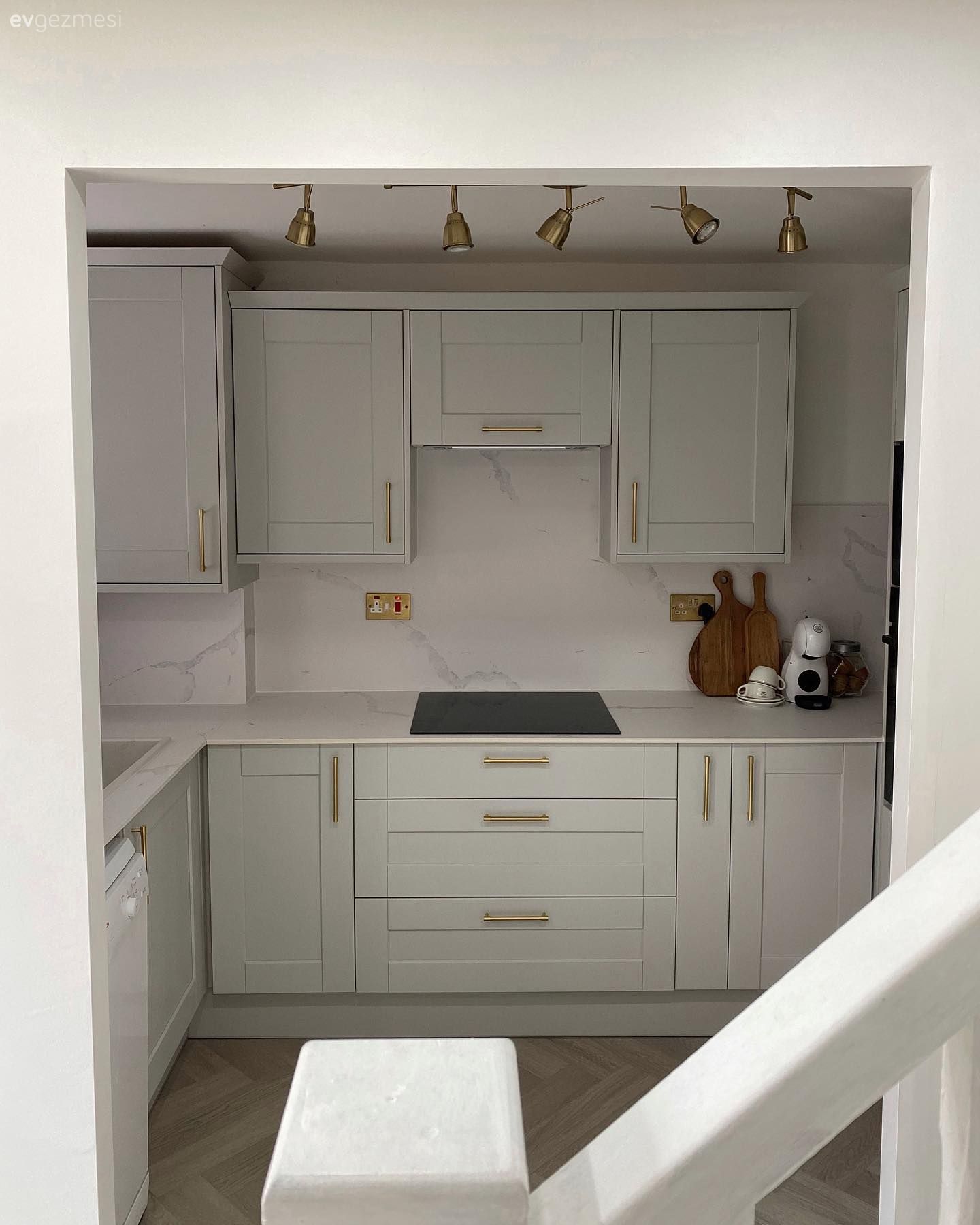 Mutfak, Beyaz, Krem, Bej, Modern, Altın, Mutfak tezgahı, Mutfak tezgah arası, Ankastre, Spot aydınlatma, Aydınlatma, Tezgah arası doğal taş