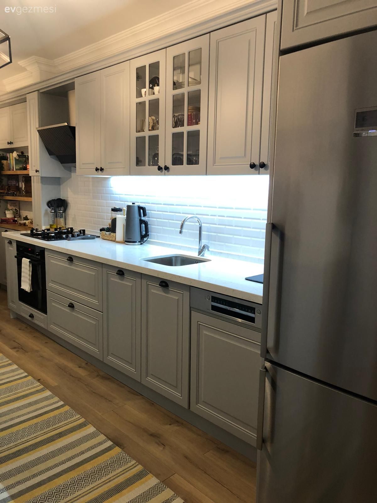 Mutfak, Gri mutfak, Gri, Beyaz, Mutfak tezgahı, Mutfak tezgah arası, Tezgah arası seramik, Shaker kapaklı dolaplar, Mutfak Avize Modelleri, Mutfak halısı, Davlumbaz, Ankastre, Çizgili desen, Desenler, İskandinav