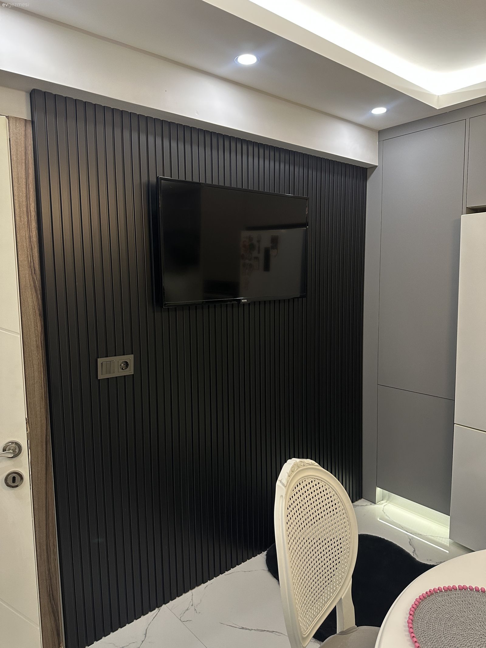 Bu Mutfakta Modern Dolaplar Country Masa ile Samimiyet Kazanmış!