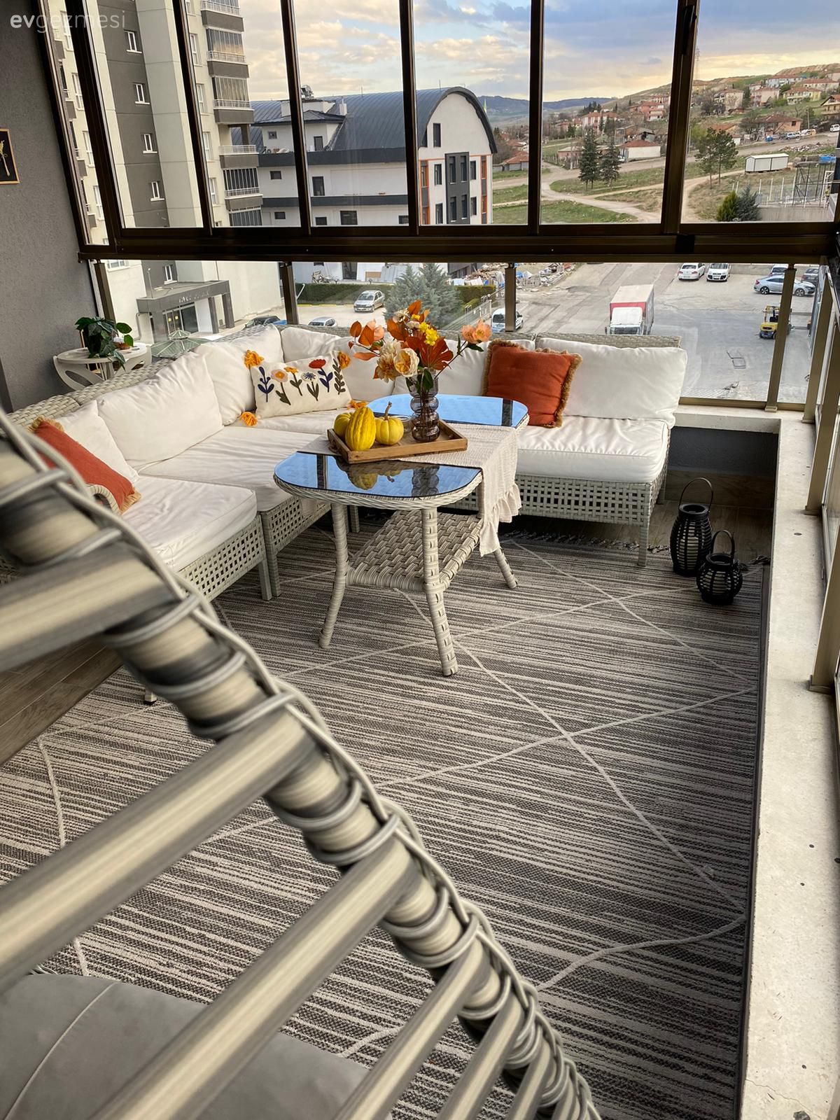 Balkon, Bohem Dekorasyon, Kapalı balkon, Balkon oturma grubu, Balkon halısı, Kırlent, Ev tekstili