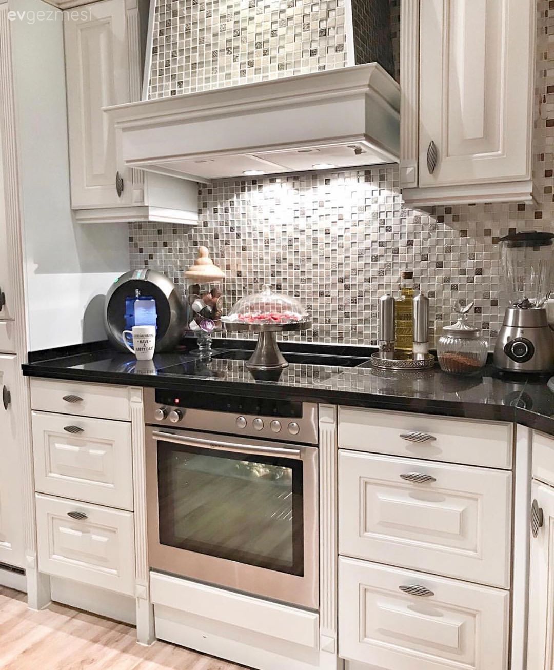 Mutfak, Beyaz mutfak, Shaker kapaklı dolaplar, Mutfak tezgahı, Mutfak tezgah arası, Davlumbaz, Ankastre, Siyah tezgah, Tezgah arası seramik, Mutfak aksesuarları, Dubleks evler, Amerikan Mutfak