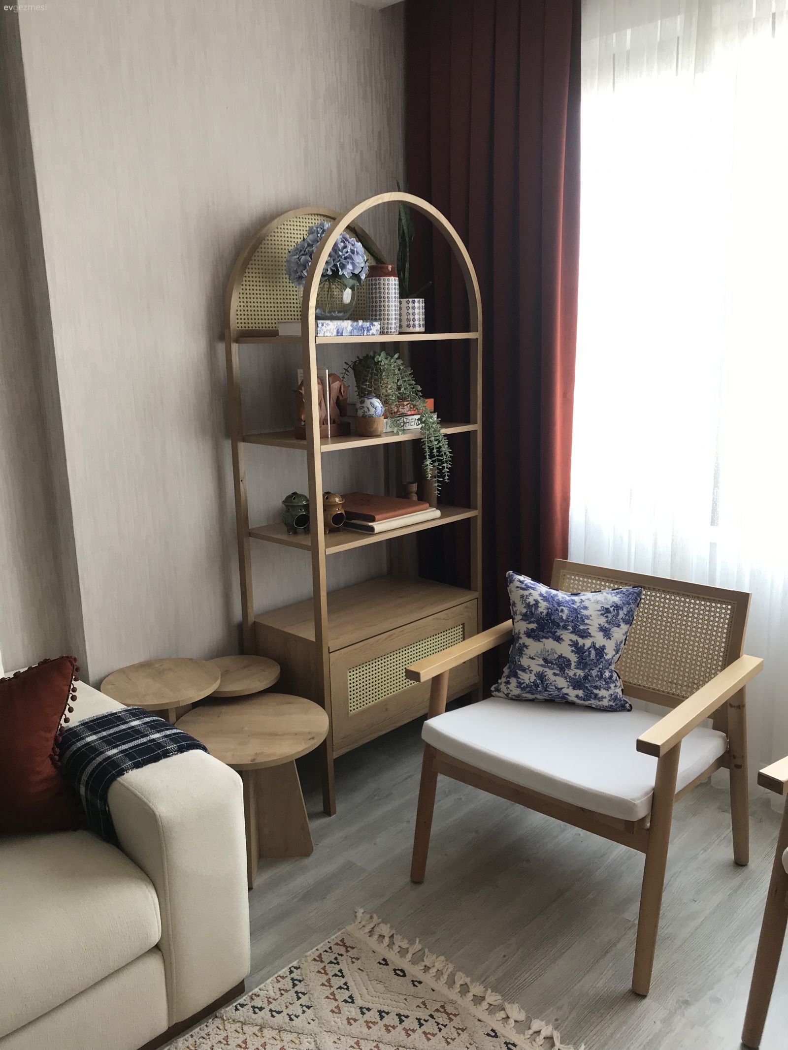 Fon perde, Perde, Beyaz, Kahverengi, Hasır dolap, Berjer, Köşe koltuk, Koltuk takımı, Halı