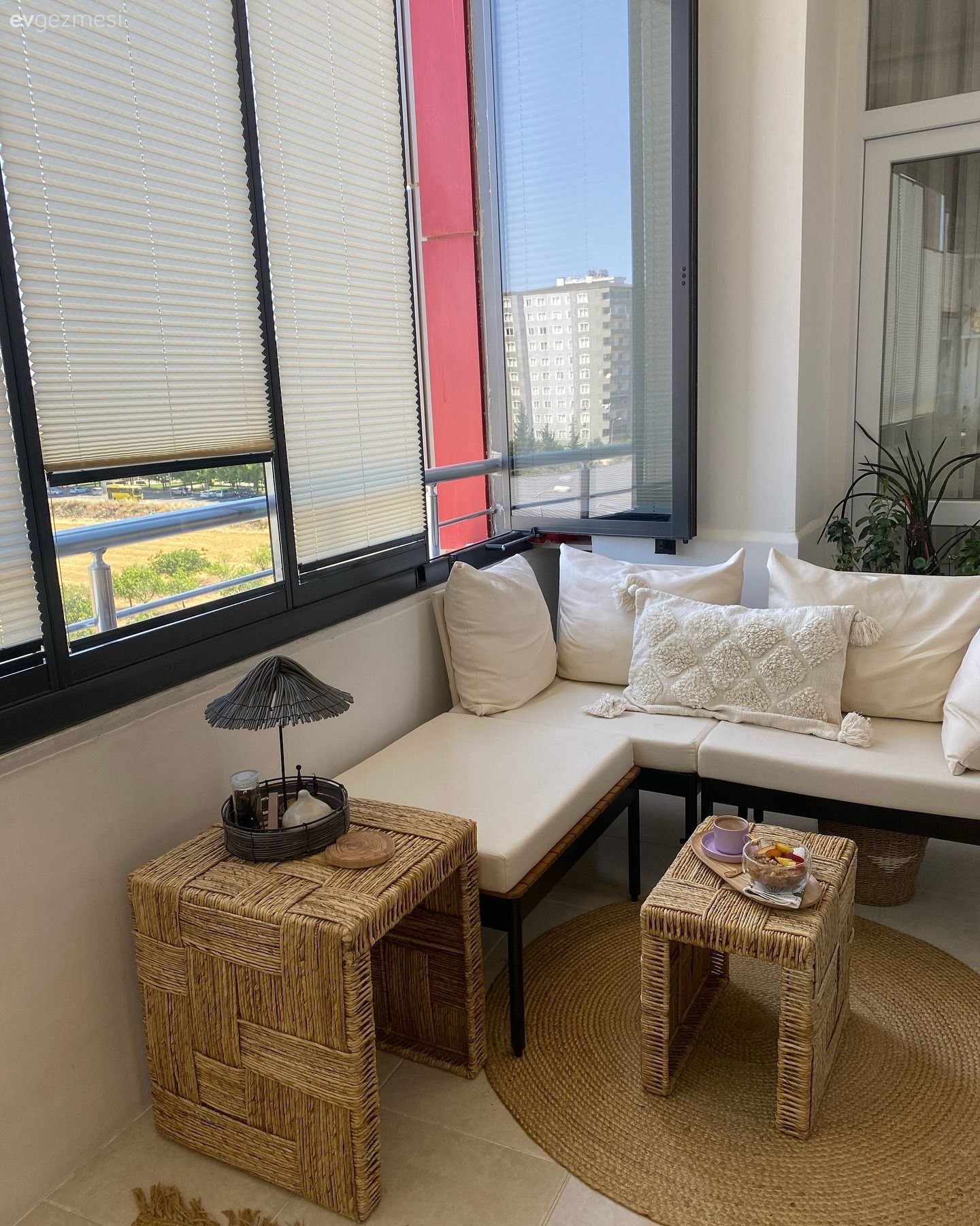 Bu Gaziantep Balkonu Portatif Mobilyasıyla Çok Kullanışlı