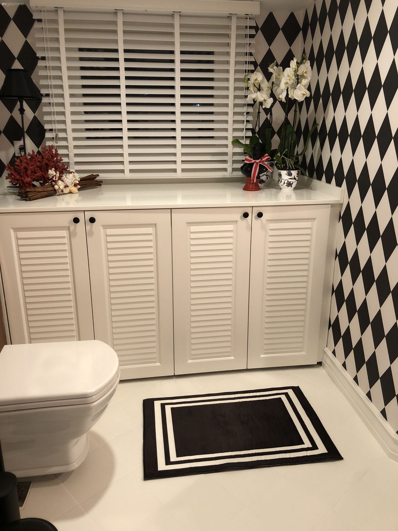 Kırmızıyı Seven Bu Deniz Manzaralı Evde Her Köşe Adeta Bir Sanat Eseri!