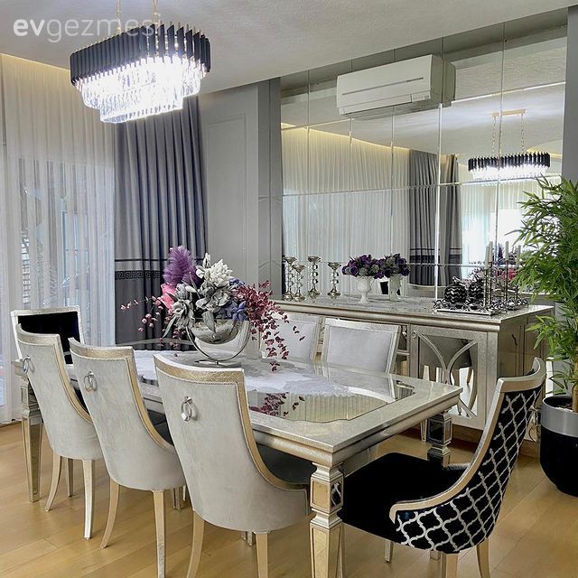 Art deko, Yemek Odası, Sandalye, Yemek masası, Fon perde, Perde, Tül perde, Beyaz, Gri, Konsol, Konsol üzeri dekoratif objeleri, Duvar ayna kaplama, Ayna, Vazo, Ev Aksesuar, Çiçekler, Ev bitkisi, Saksı, Yemek odası avizesi