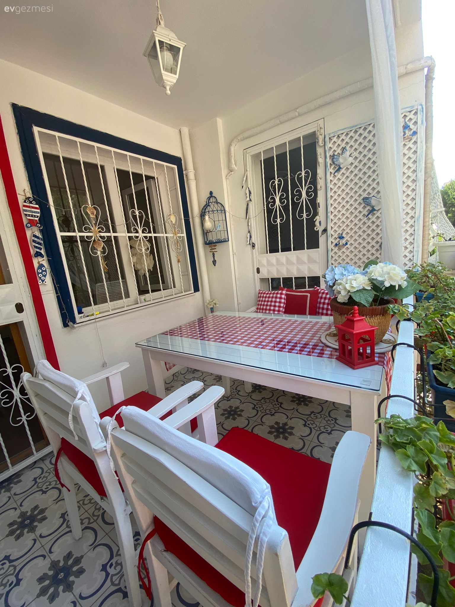 Bu Neşeli Balkonda Country Stil Sahil Esintileriyle Karışmış!