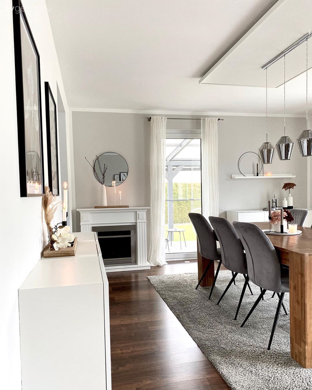 Bu Havadar Evin İçinde Açık Renkler Ahşaplarla Yoğrulmuş