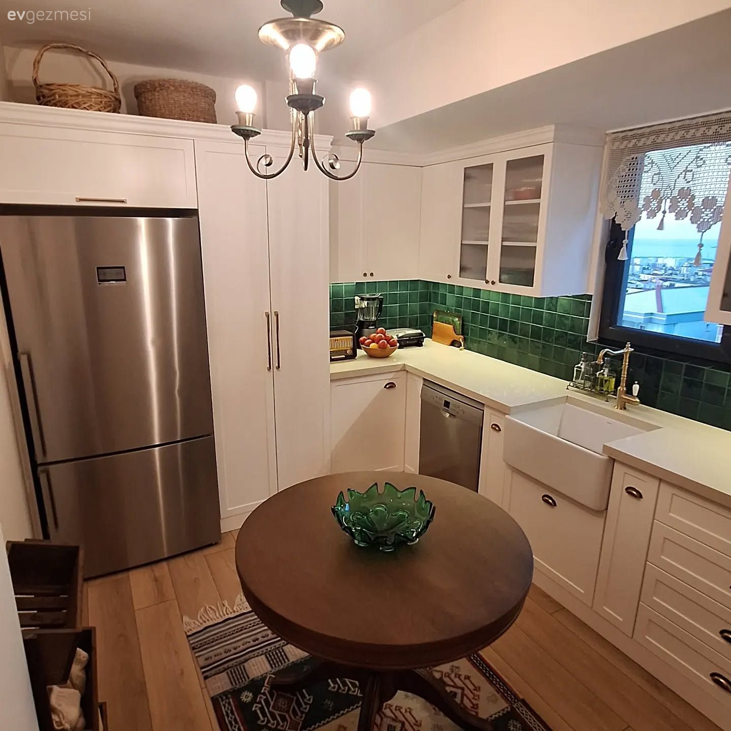 Yeşil Seramikler Bu Mutfağın  Enerjisinde Çok Etkili