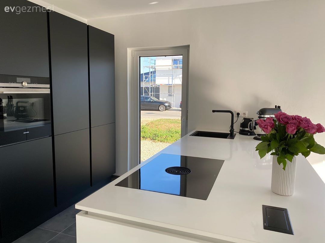 Mutfak, Beyaz, Siyah, Modern, Kulpsuz mutfak dolabı, Ada mutfak, Mutfak tezgahı, Ankastre
