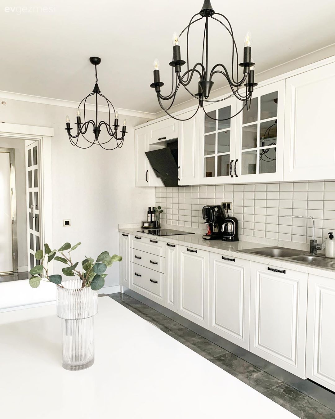 Mutfak, Beyaz mutfak, Mutfak tezgahı, Mutfak tezgah arası, Tezgah arası seramik, Mutfak Avize Modelleri, Siyah, Davlumbaz, Cam Ankastre, Ankastre, Country mutfak