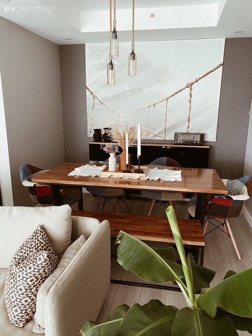 Salon, Modern, Bohem Dekorasyon, Beyaz, Bej, Orta sehpa, Sehpa, Halı, Salon halısı, Koltuk takımı, Tv ünitesi, Tv ünitesi aksesuarları, Ev Aksesuar, Yemek masası, Sandalye, Tablo, Duvar dekorasyonu, Duvar çıtalama, Ev bitkisi, Sarkıt, Aydınlatma