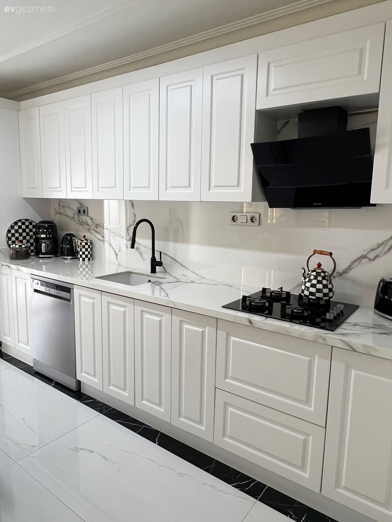 Koridor Tipi Bu Mutfağın Her Köşesine Bir Dolap Gelmiş