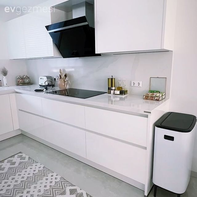 Bu Modern Evde Beyazın Ferahlığı Altın Vurgularla Tamamlanmış!