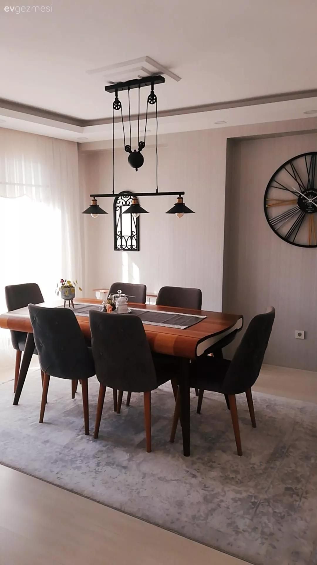 Yemek Odası, Modern, Siyah, Ahşap masa, Yemek masası, Halı, Yemek odası avizesi, Duvar dekorasyonu, Sarkıt, Aydınlatma