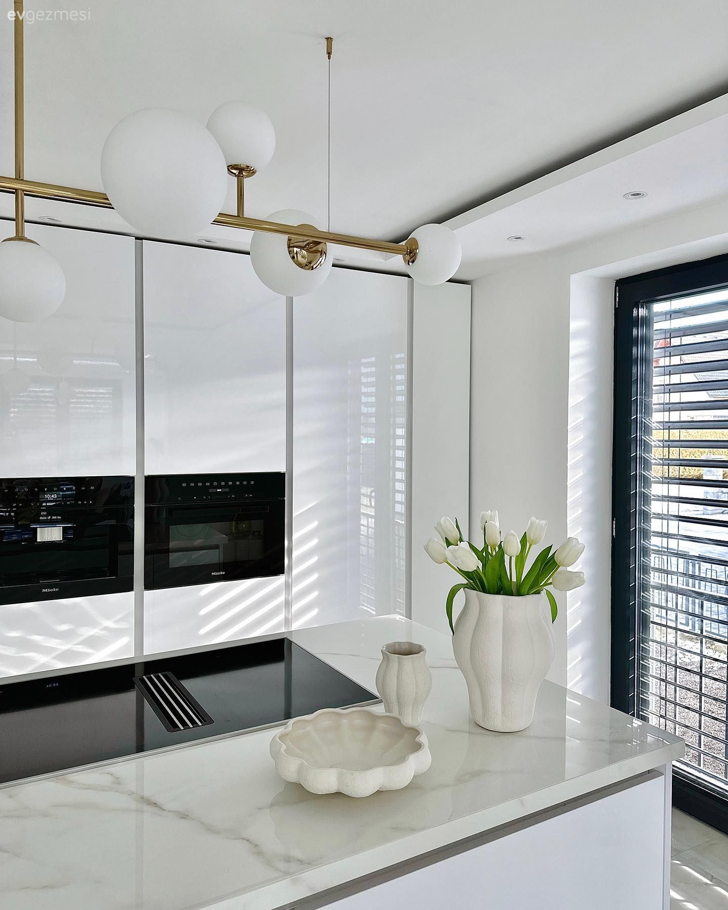 Dekorasyonda Metalik Yansımalar: Gold, Gümüş ve Bronz Parçalar!