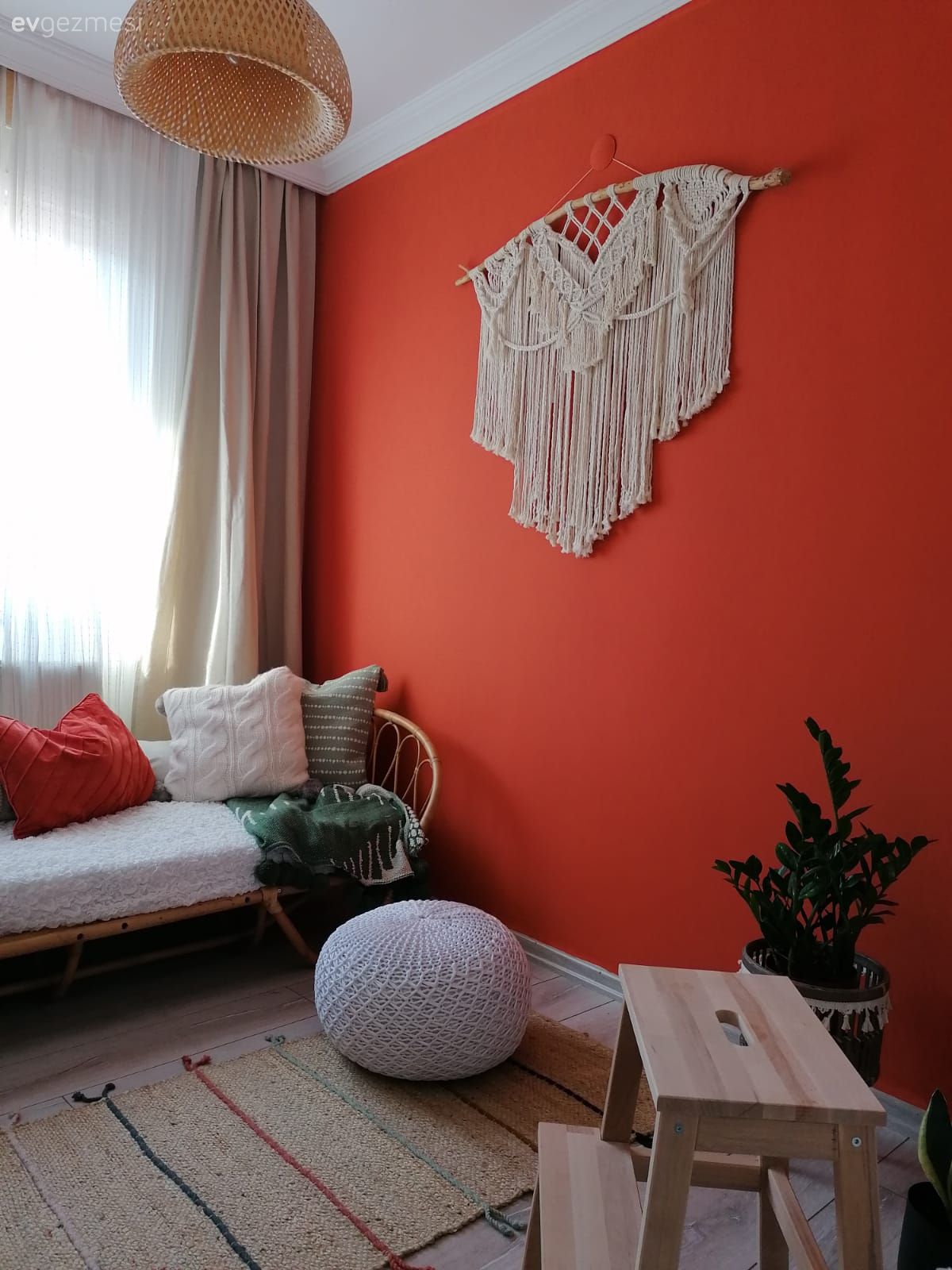 Turuncu, Beyaz, Yeşil, Oturma Odası, Hasır, Puf, Makrome, Fon perde, Perde, Tül perde, Hasır sandalye, Turuncu duvar rengi, Ev bitkisi, Çiçeklik