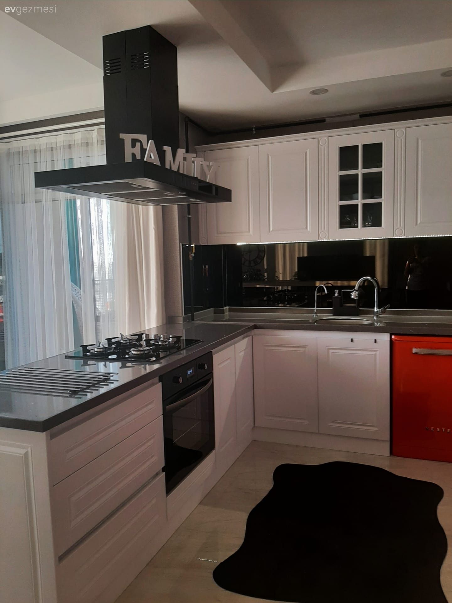 Bu Sıra Dışı Eve Kırmızı Çok Yakışıyor!