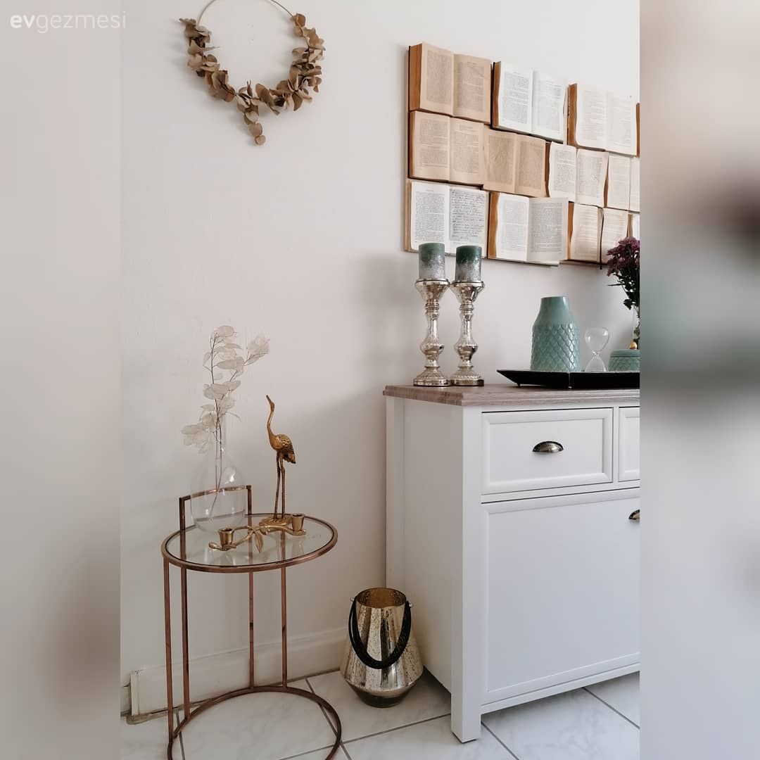 Konsol, Konsol üzeri dekoratif objeleri, Beyaz, Duvar dekorasyonu, Şamdan, Ev Aksesuar, Duvar panosu, Metal ayaklı sehpa, Sehpa, Vazo