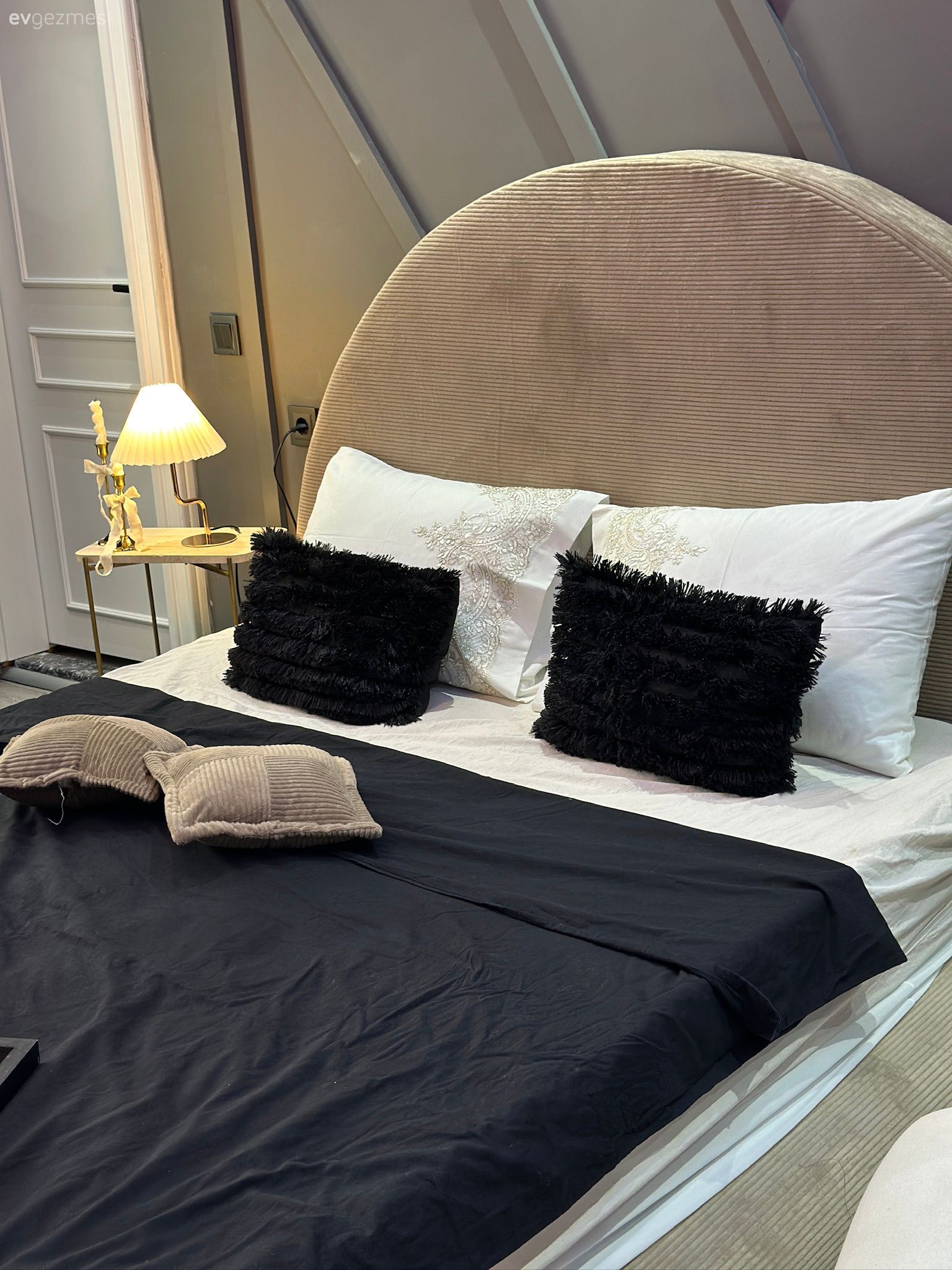 Gri, Beyaz, Vizon, Yatak başlığı, Yatak Odası, Abajur, Aydınlatma, Yatak örtüsü, Yatak odası duvar dekorasyonu