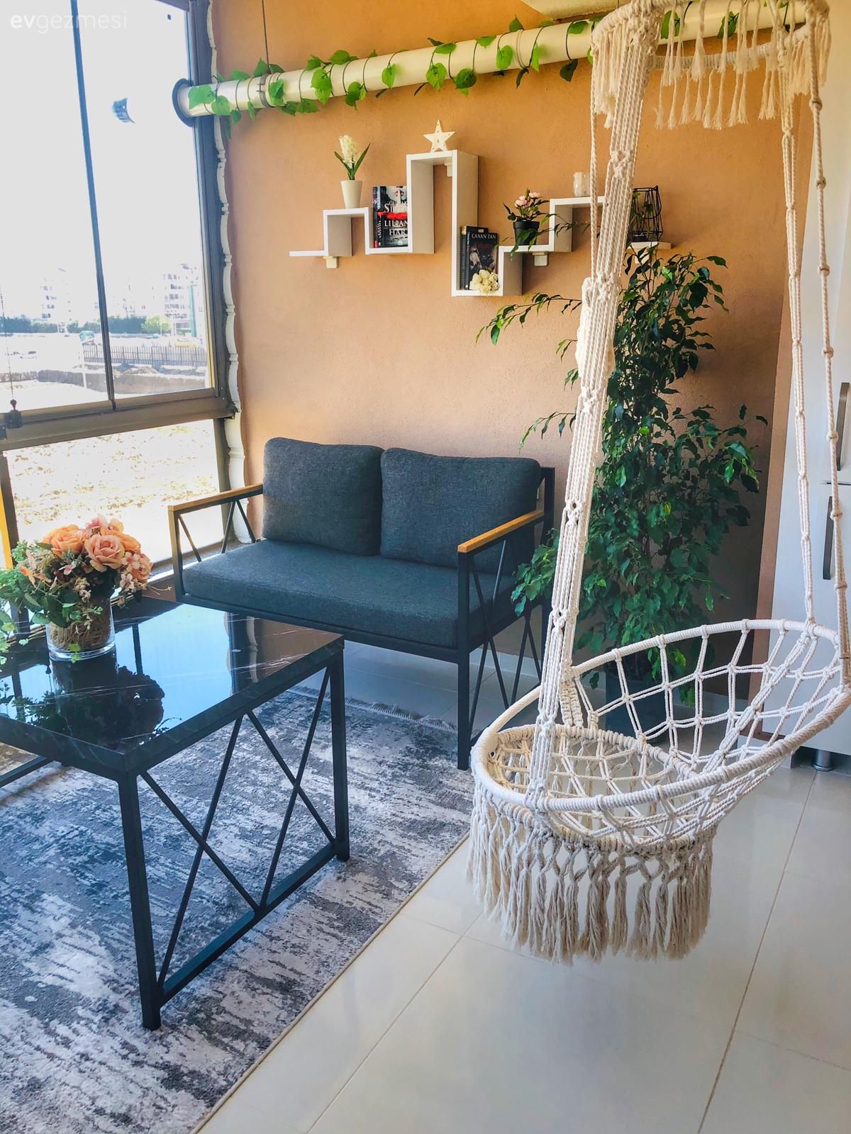 Balkon, Turuncu duvar rengi, Balkon oturma grubu, Ev bitkisi, Balkon masası, Salıncak