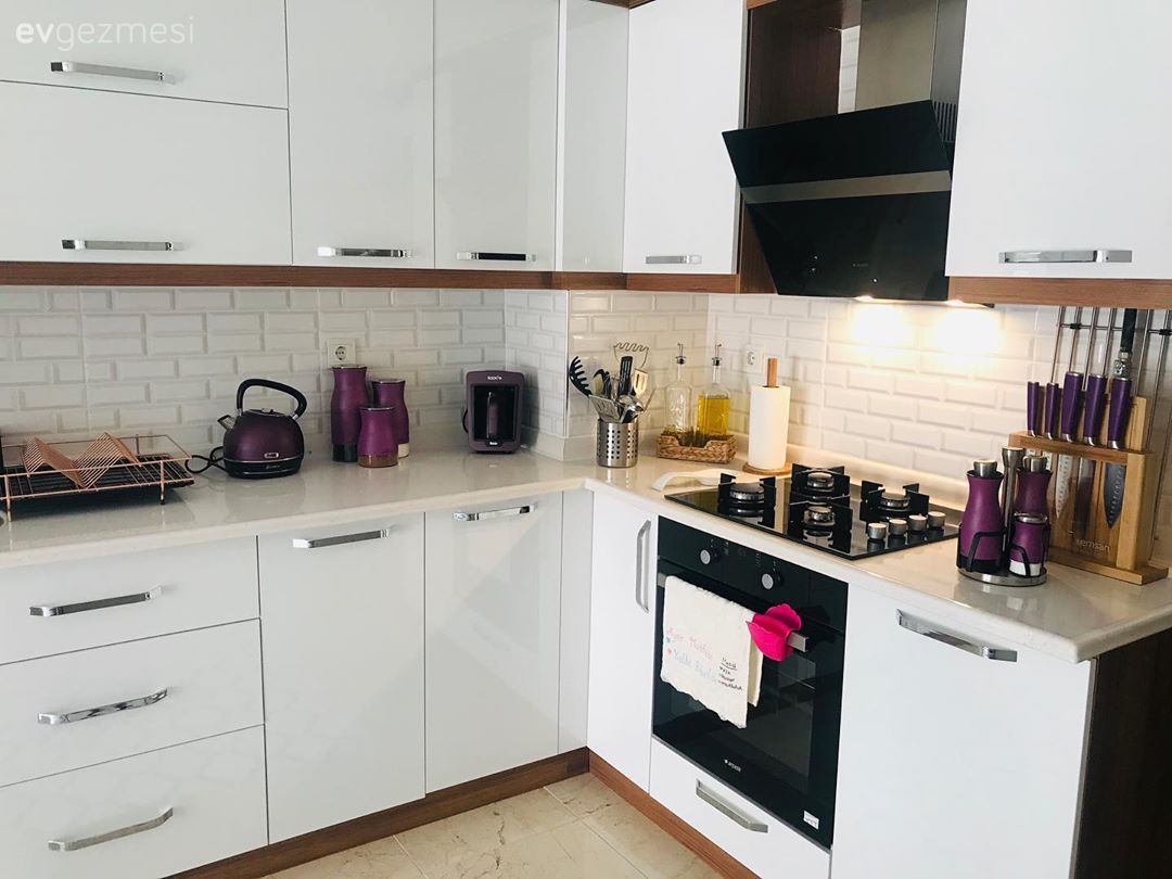 Mutfak, Beyaz, Siyah, Füme, Mutfak halısı, Geometrik desen, Desenler, Mutfak tezgahı, Mutfak tezgah arası, Tezgah arası seramik, Sandalye, Mutfak masası, Davlumbaz, Ankastre