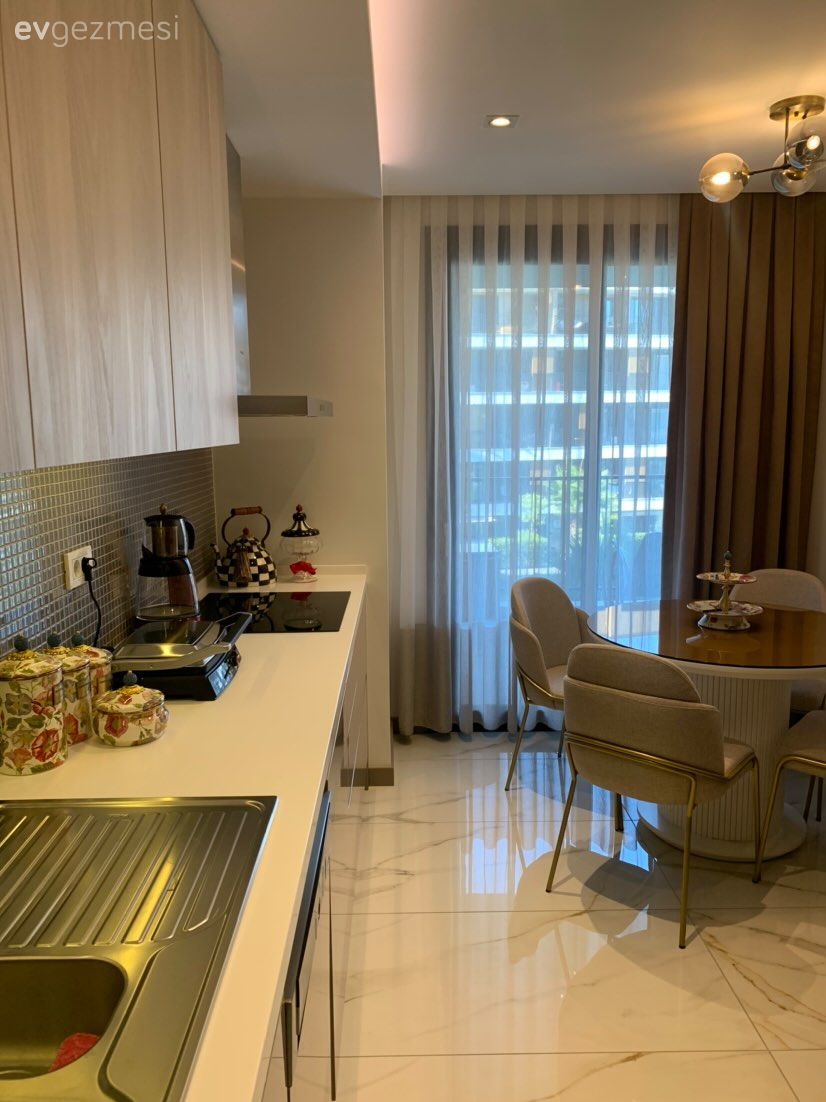 Mutfak, Modern mutfak, Capuccino mutfak, Beyaz, Mutfak perdesi, Sandalye, Mutfak masası, Mutfak zemin seramikleri, Mutfak tezgahı, Mutfak tezgah arası, Tezgah arası seramik, Led aydınlatma, Aydınlatma, Spot aydınlatma, Ankastre, Altın, Avize, Mutfak Avize Modelleri