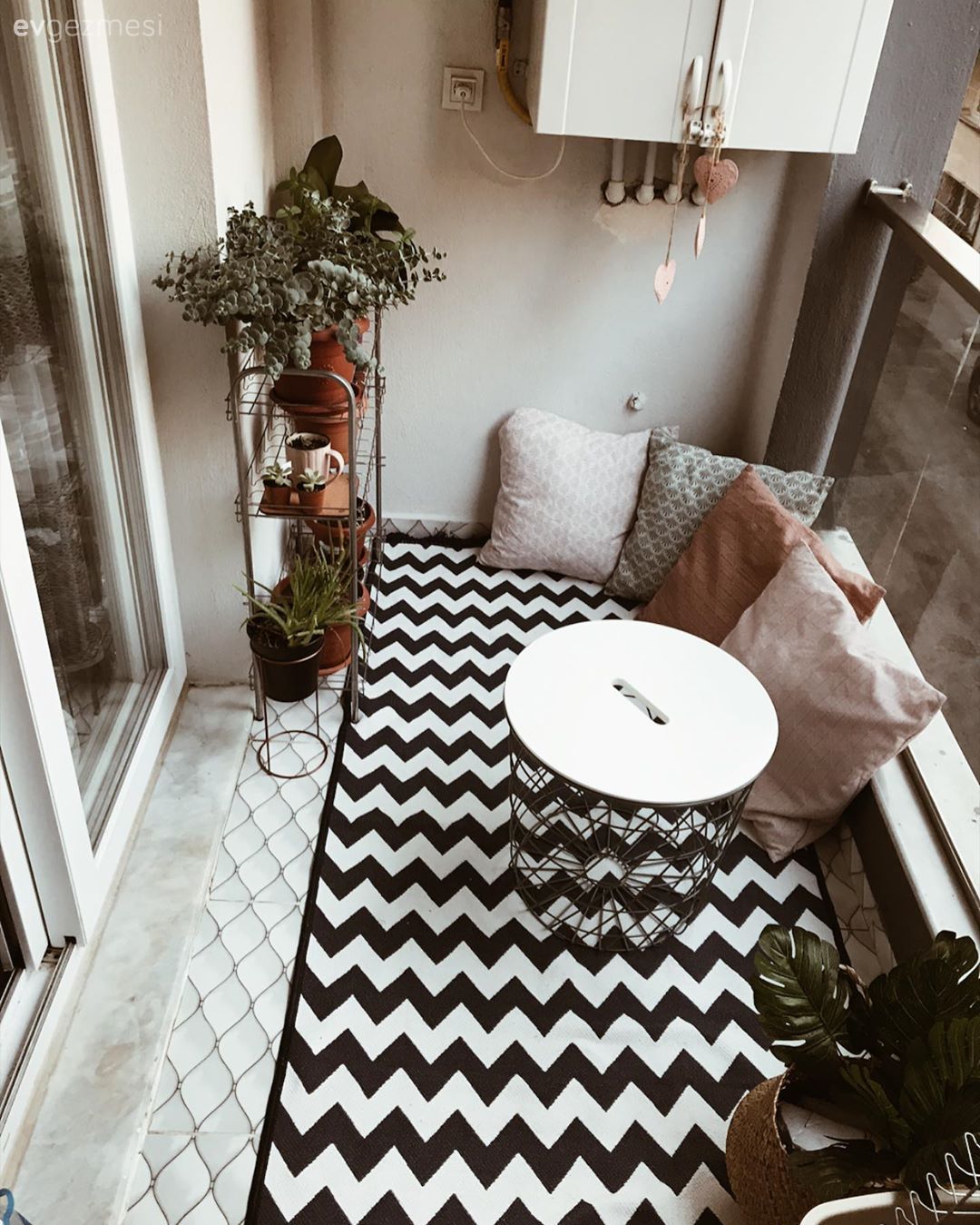 Balkon, Balkon halısı, Balkon masası, Kırlent, Ev bitkisi, Geometrik desen, Desenler, Kilim